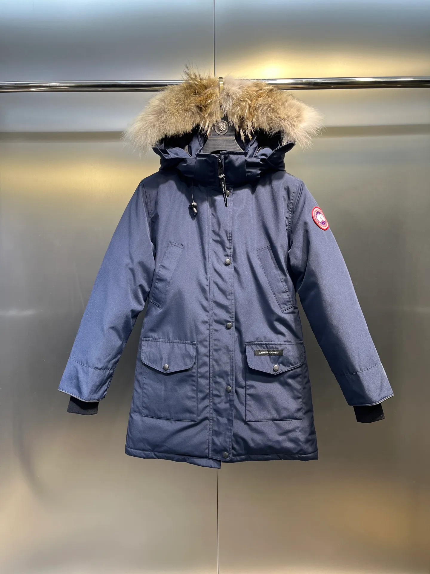P840 Canada goose🌟 Canada Goose 07 models All in stock, 6 colors, I will never stop stocking this winter All original factory customization All details strictly required have been corrected since the beginning of this year Detachable fur collar! The workmanship and wiring are very straight! A big goose is enough for a winter. Size: 1. 90% white duck down from a conscientious manufacturer (some people brag about their own goose down, please search it on your own. Goose down is warmer and less fluffy than duck down, so good down jackets are all white duck down. There is no such thing as white goose down) 2. Upgraded fabrics with moderate hardness, waterproof, windproof and anti-fouling (Arctic Tech fabrics imported from South Korea are not comparable to fabrics dyed by some small workshops) 3. YKK No. 10 authentic zippers (Japanese customized YKK zipper, silky smooth, not stuck, officially designated) 4. Western Canadian wolf hair (Wolf hair is divided into eastern, central, and western. Western wolf hair is light in color, dense, and has good thermal insulation effect. It is the genuine Canada Goose grade) Let’s analyze and explain some details of the production 1. First, sew the liner and then fill it with down (some small factories and small workshops first fill it with down and then sew) Why? The technology is not up to par and the hardware conditions are not enough! ! ! For this step alone, we need to spend more time and money. 2. Filling the inner tank with down. We are all down filling machines to ensure that the down weight of each pill is the same. There is a video (small factory, small workshop is stuffed by hand). Why? The hardware conditions are not enough. A machine costs more than 100,000 yuan. Small factories simply cannot buy it. This means that the weight of the down in each liner cannot be guaranteed, and the warmth of high-end down jackets cannot be guaranteed. 3. For the needles of the sewing machine, we all use the top-notch No. 7 needles (small factories all use No. 10 needles). The finer the needle, the finer the needle eye, which reduces the risk of velvet and velvet running. 4. Wolf fur collar We are all spliced in whole or in large pieces (small factories mostly use broken pieces) The warmth retention of wolf fur is very good, but the splicing of scraps cannot guarantee the warmth. Color: Black, white, gray camouflage, sci-fi blue camouflage, green camouflage, sky blue, dark blue, cool gray, red. Professional Canada goose producers, we are enough this winter! We would like to sincerely thank everyone who buys our down jackets!  size：xs-xl
